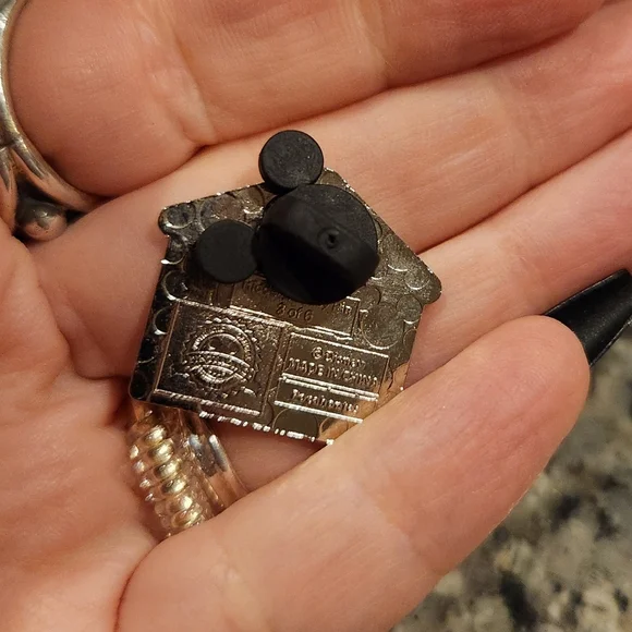 (5 For $30) Disney Pin Hidden Mickey 2019 WDW Dog Houses Percy Pocahontas Pin - Picture 2 of 4